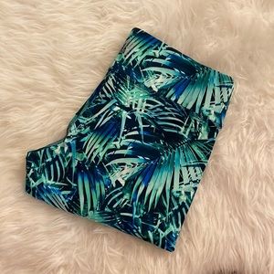 PINK Victoria’s Secret Palm Leaf workout leggings. Size Medium